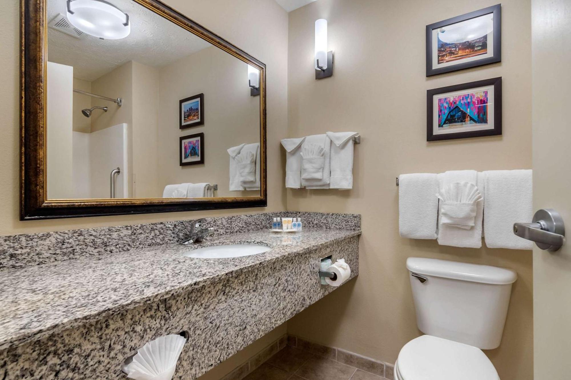 Comfort Suites Speedway - Канзас-Сити Экстерьер фото